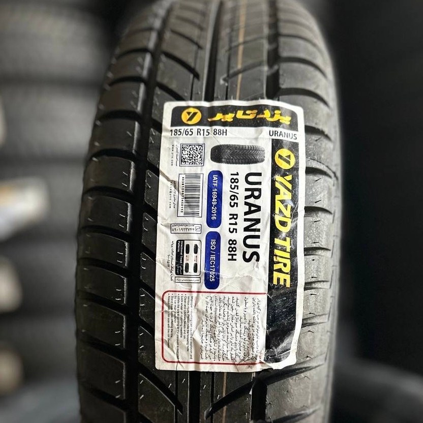 لاستیک یزدتایر مدل Uranus سایز 185/65R15، تایر چهار فصل خودروهای سواری، نمای نزدیک از آج و دیواره