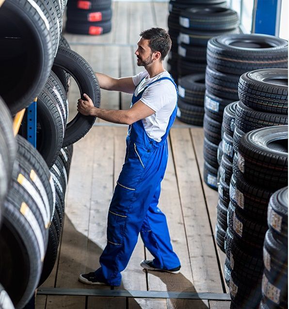 فروشنده لاستیک در مغازه، مواجه با افزایش قیمت تایر و کاهش انتخابهای امن