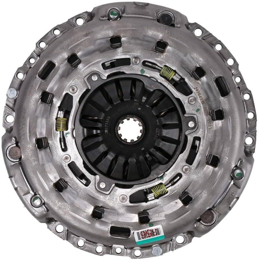 دیسک و صفحه کلاچ خودرو در کنار هم روی سطح کارگاهی برای تعمیر و تعویض